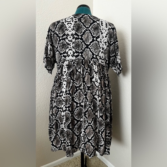 ZARA woman, black, grey, white, snake above the knee, mini dress size Medium (m) - Picture 4 of 4